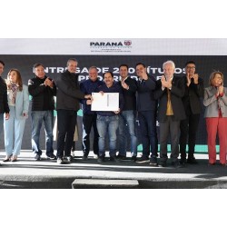 Entrega títulos de propriedade a 260 famílias da RMC e dos Campos Gerais